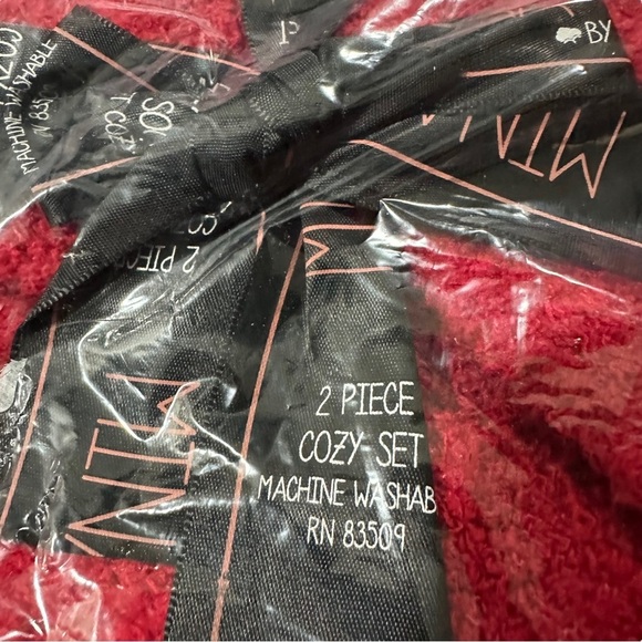 Aegean Apparel 2 Piece Cozy Set Red Silver Plush Blanket Wrap & Socks 25x80” NWT - Picture 15 of 16